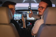 Cockpit Gast mit Pilot